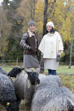 NLS HUMLA PONCHO, 100% OFÄRGAD ULL — NUTMEG