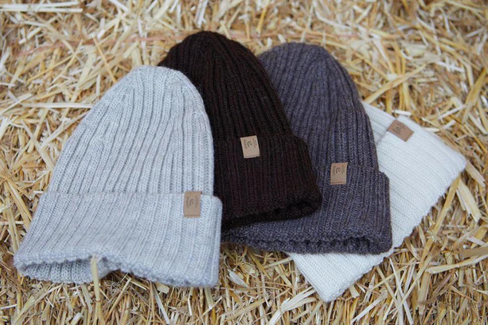 NLS RIB HAT, 100% OFÄRGAD ULL — COFFEE BEAN